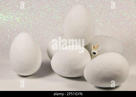 Bonbons au chocolat blanc œufs de Pâques avec lapin Banque D'Images