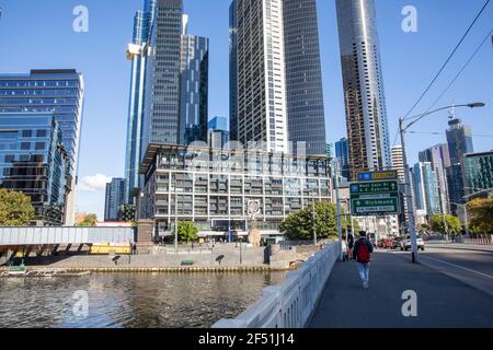 Vue sur le centre-ville de Melbourne et le pont Queens Bâtiments sur melbourne southbank, Victoria, Australie Banque D'Images