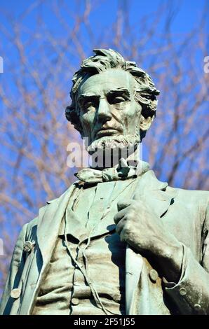 Chicago, Illinois, États-Unis. Gros plan de la statue originale Abraham Lincoln: L'homme, également connu sous le nom de Standing Lincoln dans, plus particulièrement, Lincoln Park. Banque D'Images