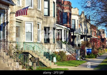 Chicago, Illinois, États-Unis. Rangée nette de maisons dans le quartier de Lincoln Square, du côté nord-ouest de la ville. Banque D'Images