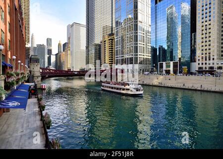 Chicago, Illinois, États-Unis. Bateau touristique après avoir passé sous le pont Clark Street sur la rivière Chicago. Banque D'Images