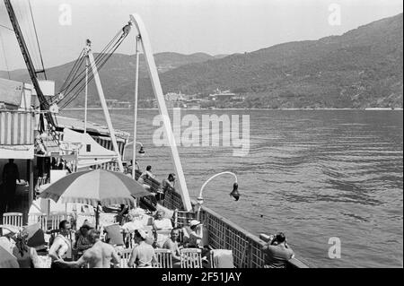 Photos de voyage Grèce. Vue sur la terrasse d'un navire à passagers (probablement le Milwaukee) jusqu'à la côte Banque D'Images