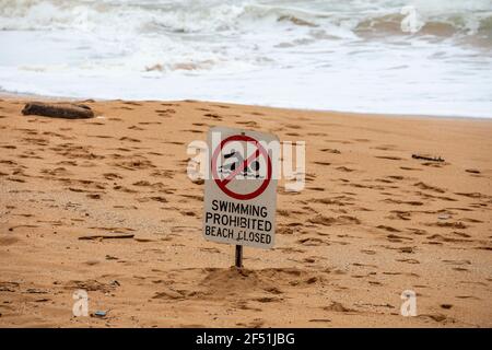 Plage la baignade fermée est interdite pendant les conditions de surf dangereuses à Avalon Plage à Sydney, Nouvelle-Galles du Sud, Australie Banque D'Images