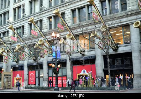 Chicago, Illinois, États-Unis. Macy's sur State Street à Chicago, décoré pour Noël. Banque D'Images