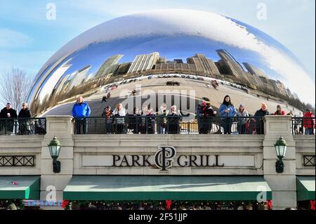 Chicago, Illinois, États-Unis. La sculpture de la porte du nuage (également connue sous le nom de haricot et de haricot) dans le parc du Millénaire. Banque D'Images