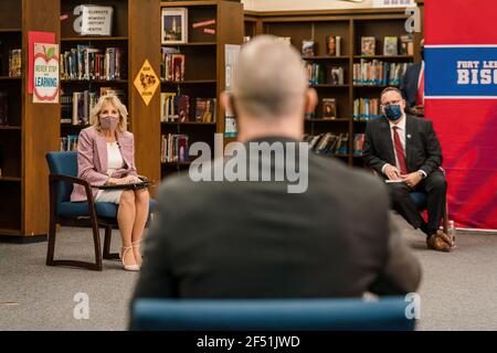 La première dame Jill Biden et le secrétaire à l'éducation Miguel Cardona participent à une séance d'écoute avec les parents le mercredi 3 mars 2021, à l'école secondaire de fort Leboeuf à Waterford, en Pennsylvanie. (Avec la permission de Kevin Lowery) Banque D'Images