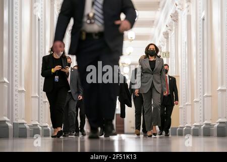 Le vice-président Kamala Harris marche avec le personnel de la Maison-Blanche le lundi 1er mars 2021, dans le bâtiment Eisenhower du bureau exécutif de la Maison-Blanche. (Photo officielle de la Maison Blanche par Lawrence Jackson) Banque D'Images