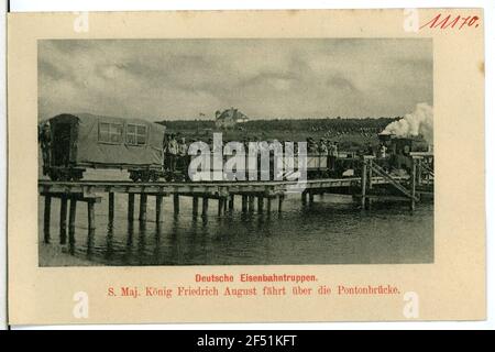 Troupes de chemin de fer allemandes - Pont de Ponton avec train de terrain troupes de chemin de fer allemandes. Pont de Ponton avec train de terrain Banque D'Images