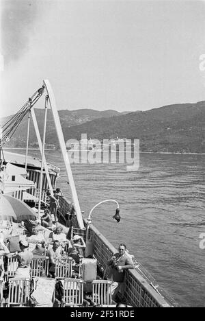 Photos de voyage Grèce. Vue sur la terrasse d'un navire à passagers (probablement le Milwaukee) jusqu'à la côte Banque D'Images