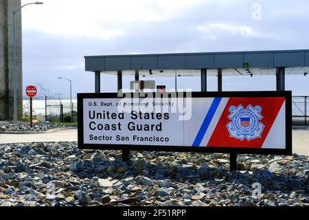 Panneau d'embarquement à l'entrée du secteur de la Garde côtière des États-Unis San Francisco sur Yerba Buena Island, en Californie ; Homeland Security ; logo de la Garde côtière des États-Unis. Banque D'Images