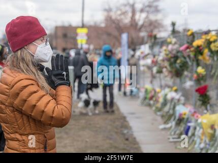 Boulder, Colorado, États-Unis. 23 mars 2021. Les résidents viennent à un mémorial de fortune devant l'épicerie King Soopers où un homme armé a tué 10 personnes. Crédit : PJ Heller/ZUMA Wire/Alay Live News Banque D'Images