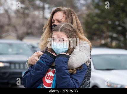 Boulder, Colorado, États-Unis. 23 mars 2021. Les résidents viennent à un mémorial de fortune devant l'épicerie King Soopers où un homme armé a tué 10 personnes. Crédit : PJ Heller/ZUMA Wire/Alay Live News Banque D'Images