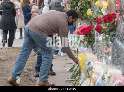 Boulder, Colorado, États-Unis. 23 mars 2021. Les résidents viennent à un mémorial de fortune devant l'épicerie King Soopers où un homme armé a tué 10 personnes. Crédit : PJ Heller/ZUMA Wire/Alay Live News Banque D'Images