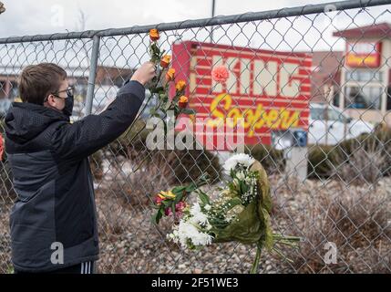 Boulder, Colorado, États-Unis. 23 mars 2021. Les résidents viennent à un mémorial de fortune devant l'épicerie King Soopers où un homme armé a tué 10 personnes. Crédit : PJ Heller/ZUMA Wire/Alay Live News Banque D'Images