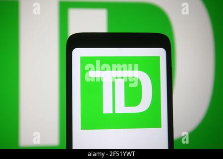 Ukraine. 23 mars 2021. Dans cette illustration, le logo de la Banque Toronto-Dominion (TD) est affiché sur un téléphone intelligent et un écran d'ordinateur. (Photo de Pavlo Gonchar/SOPA Images/Sipa USA) crédit: SIPA USA/Alay Live News Banque D'Images