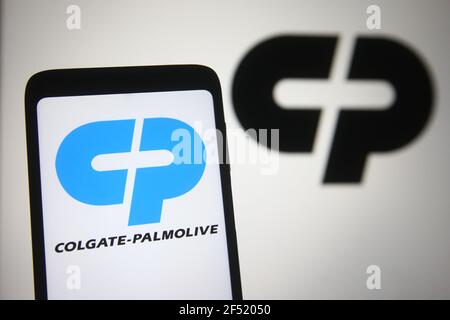 Ukraine. 23 mars 2021. Dans cette illustration, le logo Colgate-Palmolive s'affiche sur un smartphone et un écran de pc. (Photo de Pavlo Gonchar/SOPA Images/Sipa USA) crédit: SIPA USA/Alay Live News Banque D'Images