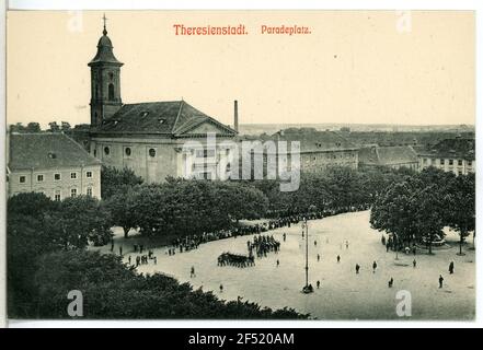 Paradeplatz Theresienstadt. Paradeplatz avec église de garnison Banque D'Images