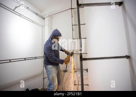 Menuisier colombien en métal pour polir le métal dans un dressing Banque D'Images