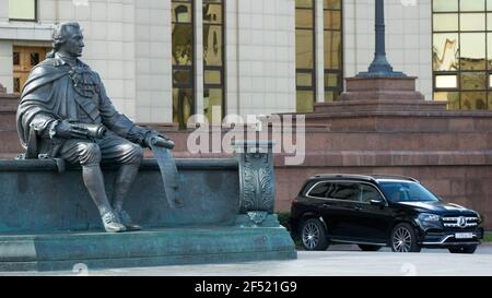 Moscou, Russie. 2 septembre 2020. Luxueuse voiture noire à côté du monument de Lomonosov près de la bibliothèque de l'Université d'État de Moscou. Crédit : Mihail Tokmakov/SOPA Images/ZUMA Wire/Alay Live News Banque D'Images