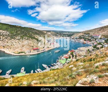 Vue imprenable sur la baie de Balaklava avec des yachts de la forteresse génoise de Chembalo dans la ville de Sébastopol. Crimée Banque D'Images