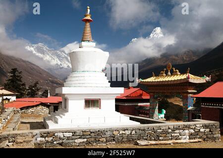 Stupa, Ama Dablam, Lhotse et le sommet de l'Everest de Tengboche - chemin vers le camp de base d'Everesr - vallée de Khumbu - Népal Banque D'Images