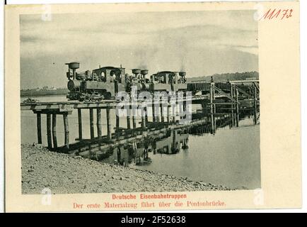 Troupes de chemin de fer allemandes - Pontoon train sur Pontoon Bridge troupes de chemin de fer allemandes. Train de ponton sur le pont de ponton Banque D'Images