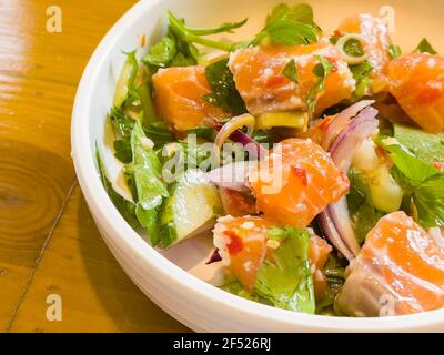 salade de saumon avec légumes sur le plat, cuisine japonaise Banque D'Images