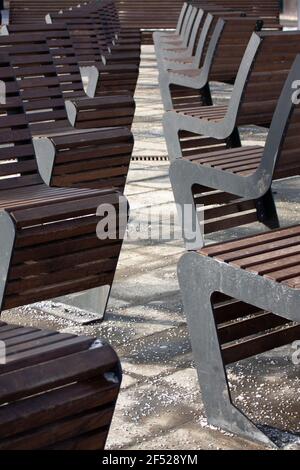 Chaises dans la rue. Salle d'attente de bus. Bancs de parc. Sièges extérieurs en bois. Dossiers de chaises. Sièges confortables pour votre détente. Dupliquer des éléments. S Banque D'Images