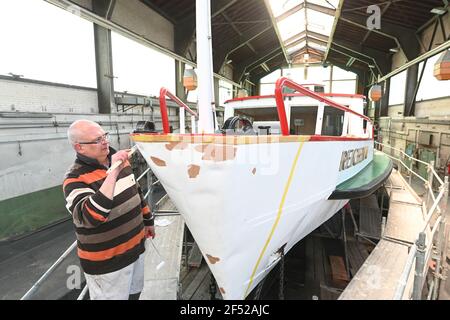 Friedrichshafen, Allemagne. 23 mars 2021. Henry von Hoff, employé du Bodensee Schiffsbetriebe (BSB), rasse l'arc du bateau à moteur Reichenau, qui est en cours de préparation pour la saison dans le chantier naval de Friedrichshafen. (À dpa: 'Excursion navire 'Reichenau' dans le chantier naval d'être germé') Credit: Felix Kästle/dpa/Alay Live News Banque D'Images