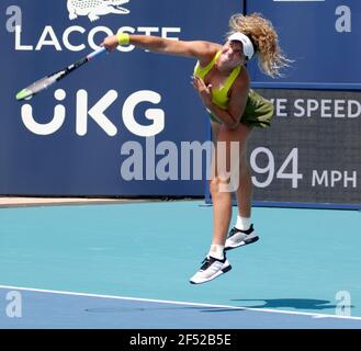 Miami Gardens, États-Unis. 23 mars 2021. Katrina Scott, des États-Unis, dessert Sorana Cirstea, de Roumanie, sur le terrain du stade de l'Open de Miami, dans le Hard Rock Stadium de Miami Gardens, en Floride, le mardi 23 mars 2021. Cirstea défait Scott 6-2, 6-2. Photo de Gary I Rothstein/UPI crédit: UPI/Alay Live News Banque D'Images