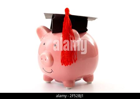 Les coûts de l'éducation de collège, l'aide financière pour les frais de scolarité, le thème du concept de coût économique des diplômés universitaires avec gros plan sur la banque porggy portant un chapeau de graduation i Banque D'Images