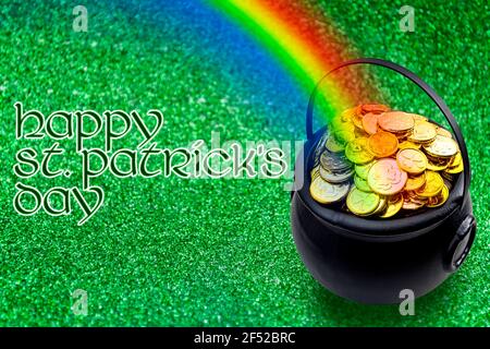 Concept de la fête de Saint Patrick et du pot de pièces d'or de Leprechaun avec un arc-en-ciel indiquant où le leprechaun a caché le trésor un vert étincelant Banque D'Images