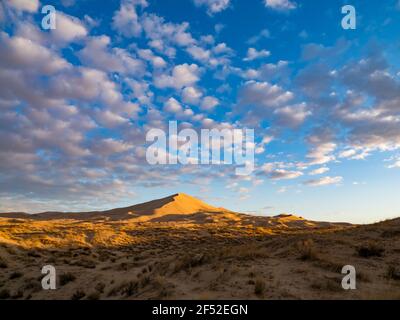 Lever du soleil sur les magnifiques dunes de Kelso dans la réserve nationale de Mojave, Californie, États-Unis Banque D'Images
