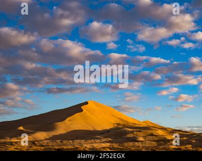 Lever du soleil sur les magnifiques dunes de Kelso dans la réserve nationale de Mojave, Californie, États-Unis Banque D'Images