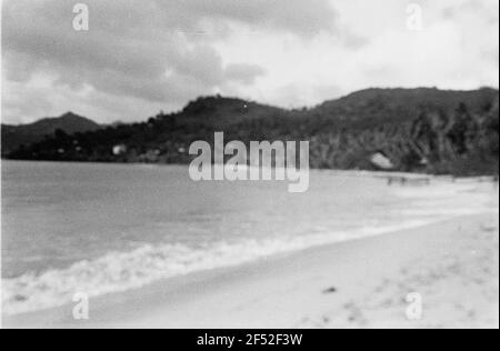 Photos de voyage Caraïbes. Trinidad. Paysage côtier avec plage et montagnes Banque D'Images