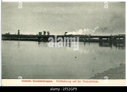 Troupes de chemin de fer allemandes Firmbahnzug au pont Pontoon troupes de chemin de fer allemandes. Train de champ jusqu'au pont ponton Banque D'Images