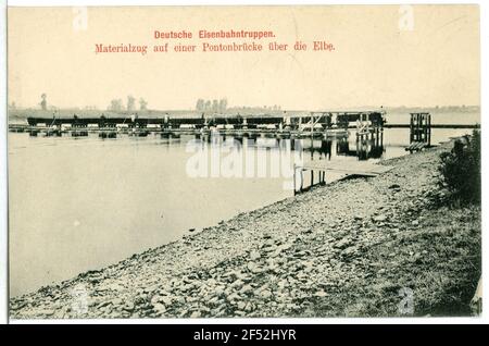 Troupes de chemin de fer allemandes - train matériel à un pont de ponton troupes de chemin de fer allemandes. Câble matériel sur un pont ponton Banque D'Images