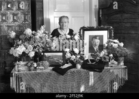 Vieille dame derrière sa table d'anniversaire avec photo de l'Obersalzberg et Portrait Adolf Hitler. Roßwein, 1.10.1934 Banque D'Images