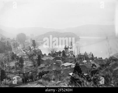 Vue sur les maisons de Hakone sur le lac Ashi dans le Parc national du Fuji Banque D'Images