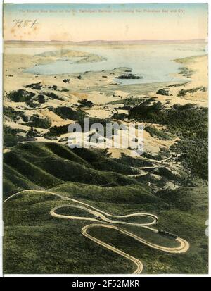 Mt. Le chemin de fer de Tamalpais surverrouillant S. Franc. Bay The Double Bow Knot sur le Mt. Le chemin de fer de Tamalpais qui déborde la baie et la ville de San Francisco. Banque D'Images