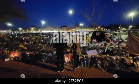 Boulder, États-Unis. 24 mars 2021. Des fleurs et des cartes couvrent une clôture à l'extérieur des King Soopers à Boulder, Colorado, le mardi 23 mars 2021. Une fusillade de lundi dans le magasin a tué 10 personnes, y compris l'officier de police Eric Talley, la police a déclaré que le suspect, identifié comme Ahmad Al Aliwi Alissa, était en garde à vue et avait été accusé de 10 chefs d'accusation de meurtre au premier degré. Photo de Pat Benic/UPI crédit: UPI/Alay Live News Banque D'Images