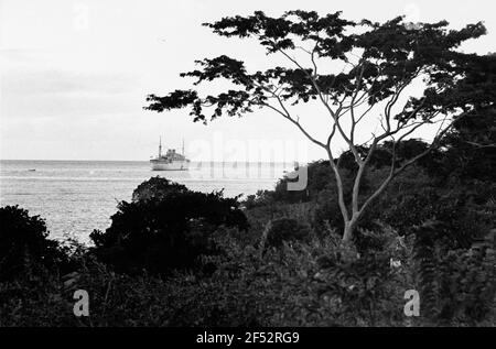 Photos de voyage Caraïbes. Trinidad. Vue de la côte à un navire de passagers, probablement le Milwaukee Banque D'Images
