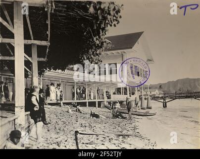 Honolulu-Waikiki, États-Unis. Des cours de bains sur la plage de l'hôtel Moana, en arrière-plan les contreforts de la tête de diamant Banque D'Images