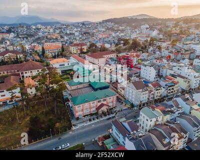 Vue aérienne de la ville de Dalat. La ville est située sur le plateau de Langbian dans les parties sud de la région des Highlands centraux du Vietnam Banque D'Images