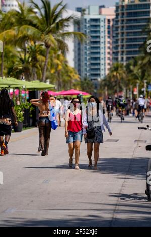 Femme marchant et portant des masques à Miami Beach Spring Pause 2021 Banque D'Images