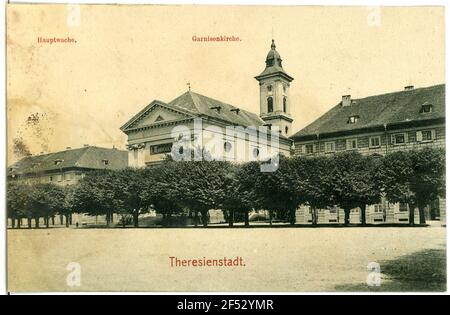 Theresienstadt. Paradeplatz avec église de garnison Banque D'Images