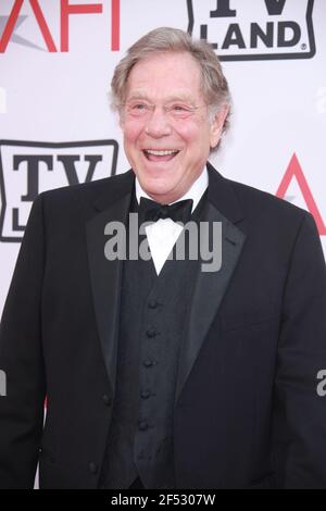 LOS ANGELES, CA - 10 JUIN : George Segal à l'occasion des Asi Life Achievement Awards 2010 de theTV Land en hommage à Mike Nichols aux studios Sony le 10 juin 2010 à Los Angeles, en Californie. Personnes : George Segal Banque D'Images