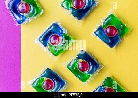Le détergent à lessive bleu permet de trier la variété en poudre, en gel liquide et en dosette dans la dose de lavage.Pods liquides avec gel et adoucissant en bleu et vert.lessive Banque D'Images