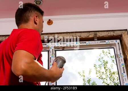 Dolyna, Ukraine 31 juillet 2020 : installation d'une fenêtre en plastique, fenêtres de la société wds, remplacement de fenêtres dans la maison. Nouveau Banque D'Images