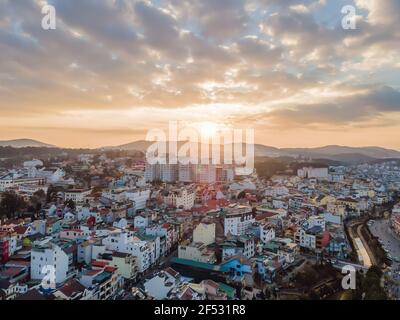 Vue aérienne de la ville de Dalat. La ville est située sur le plateau de Langbian dans les parties sud de la région des Highlands centraux du Vietnam Banque D'Images